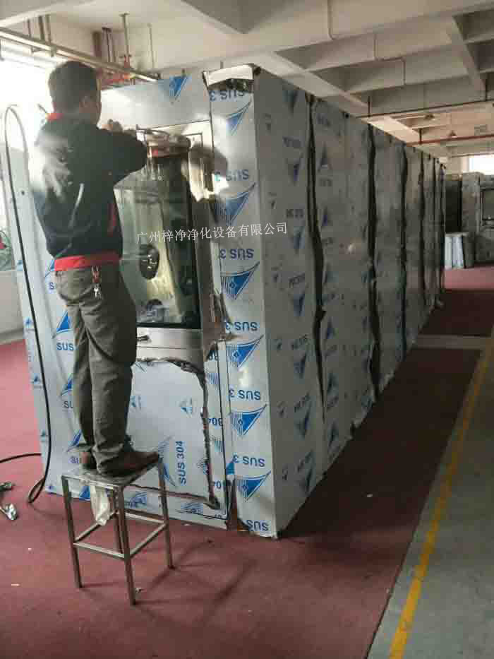 1590型風淋室-標準雙人風淋室是人/貨物進出潔凈室常用的一種凈化裝置。