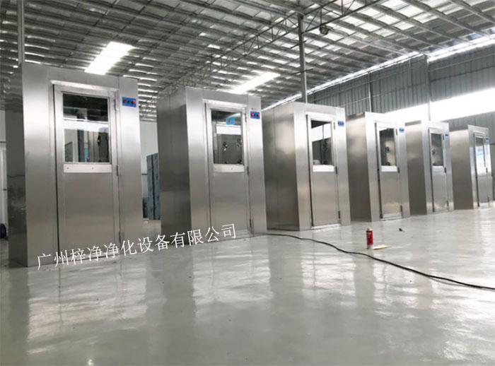 風淋室又可起到氣閘的作用，阻止未凈化的空氣進入潔凈區(qū)域。