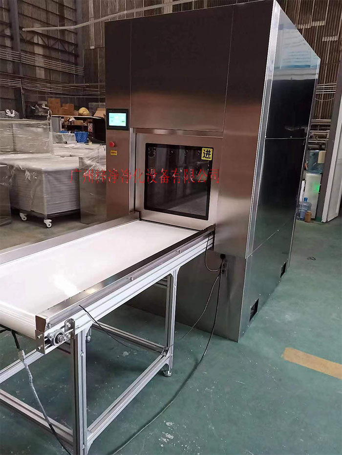 輸送帶傳遞窗還可吹淋被傳遞物品的表面，防止物品可能攜帶塵埃進入潔凈室。