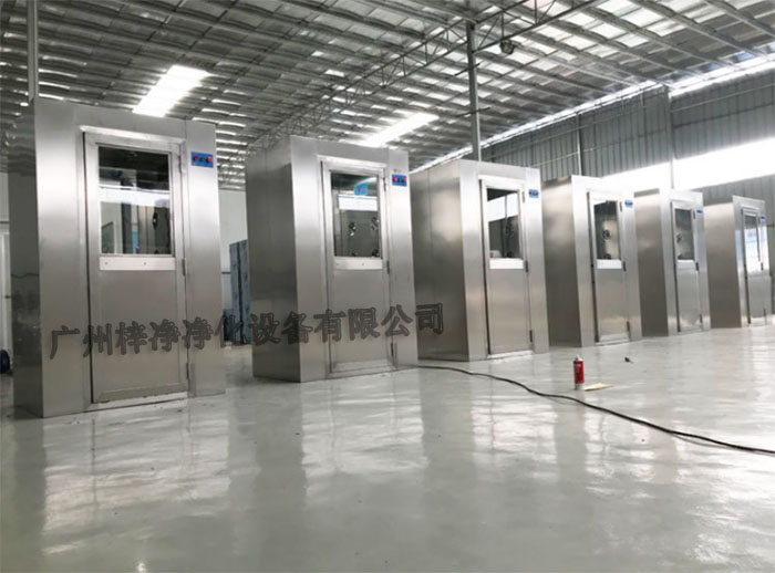 全不銹風(fēng)淋室采用全不銹鋼材質(zhì)制造，具有良好的耐腐蝕性、耐高溫性和耐磨損性。