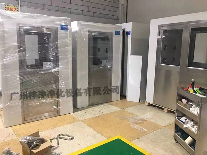 風淋室作為一種重要的凈化設備，廣泛應用于無塵室、電子、制藥等行業(yè)。