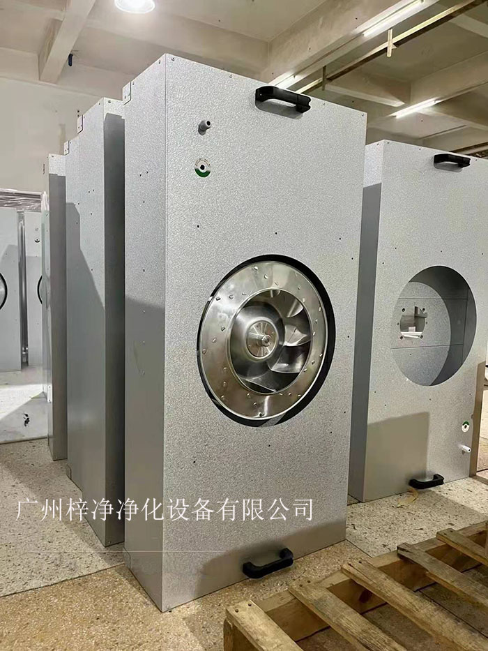 直流FFU適用于半導(dǎo)體、電子、平板顯示器和磁盤驅(qū)動(dòng)器的廠家及光學(xué)、生物工業(yè)及其它對(duì)空氣中污染有嚴(yán)格控制要求的地方。