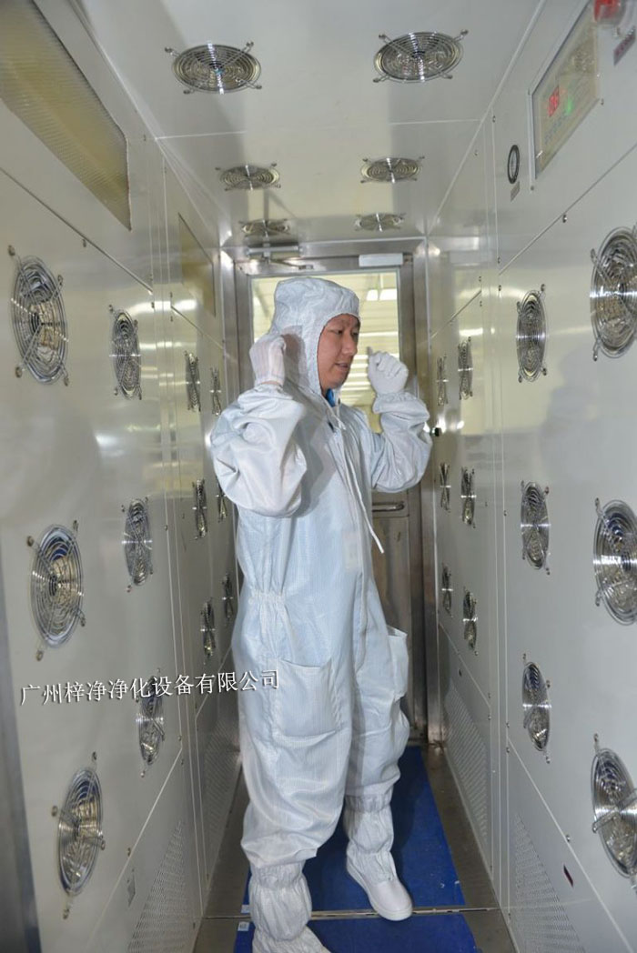 風(fēng)淋室是一種用于去除人員、物料表面塵埃的凈化設(shè)備