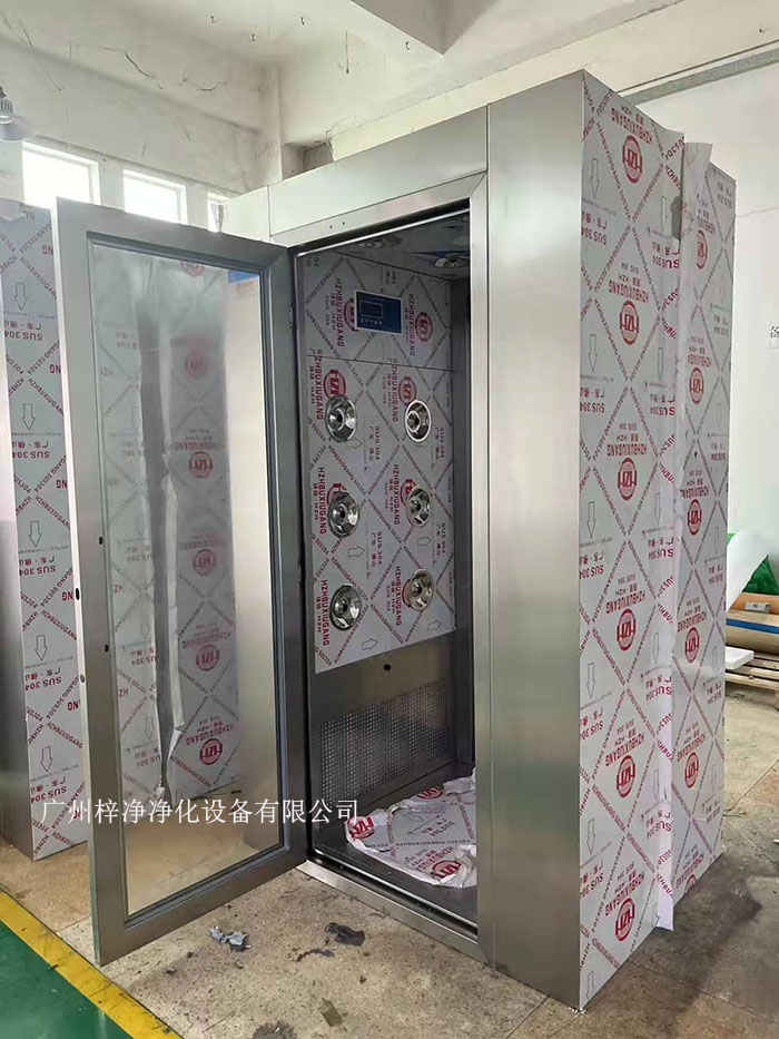 風淋室的主要功能是通過高速氣流將塵埃和污物吹離工作人員的衣物和身體，從而確保進入潔凈室的環(huán)境符合規(guī)定的潔凈度標準。