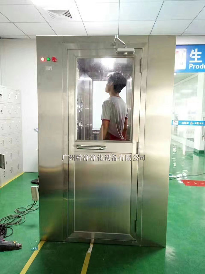 風(fēng)淋室主要是人員或物品的表面除塵，常用于潔凈室的入口處。