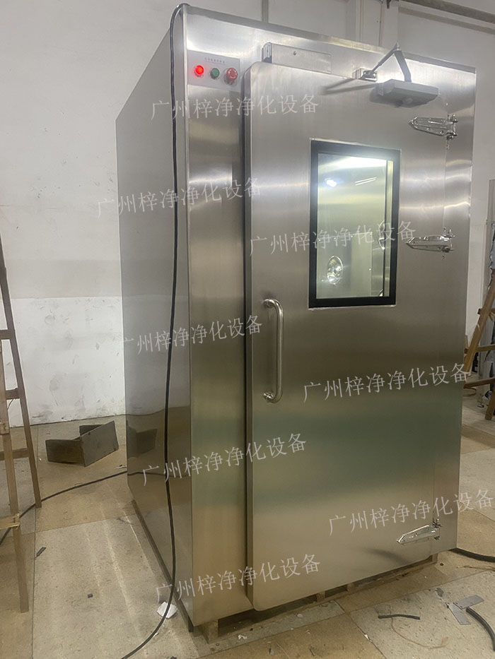 高端滿焊風(fēng)淋室采用滿焊接工藝，無縫連接，防止塵埃進(jìn)入，確保潔凈室的空氣質(zhì)量。