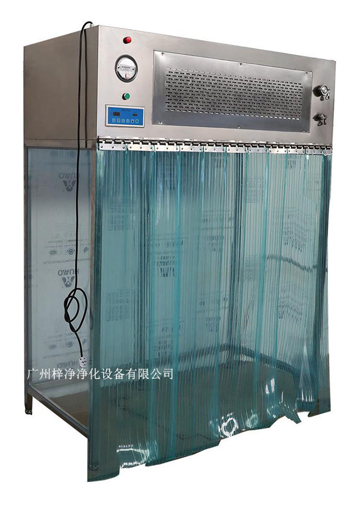 百級潔凈層流罩它主要由箱體、風機、初效空氣過濾器、高效空氣過濾器、阻尼層、燈具等組成。