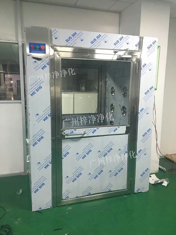 防爆風(fēng)淋室是指風(fēng)淋室的電機(jī)、指示燈、照明燈、接線管必須嚴(yán)格按照防爆標(biāo)準(zhǔn)