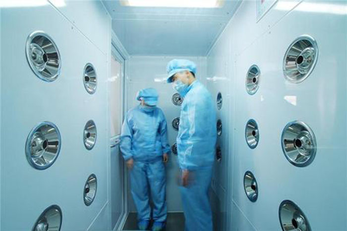 進入風淋室前，應佩戴專用鞋套和帽子，鞋套應與地面接觸面完全覆蓋，帽子則應能覆蓋頭發(fā)，防止頭發(fā)飛揚。