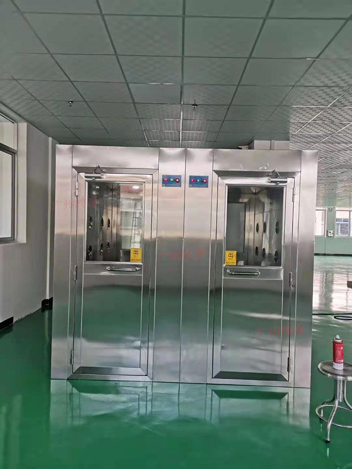 風(fēng)淋室主要功能是通過快速氣流的作用，去除人員和物料表面攜帶的塵埃和微生物，以確保進(jìn)入潔凈室的人員和物料不會污染車間環(huán)境。