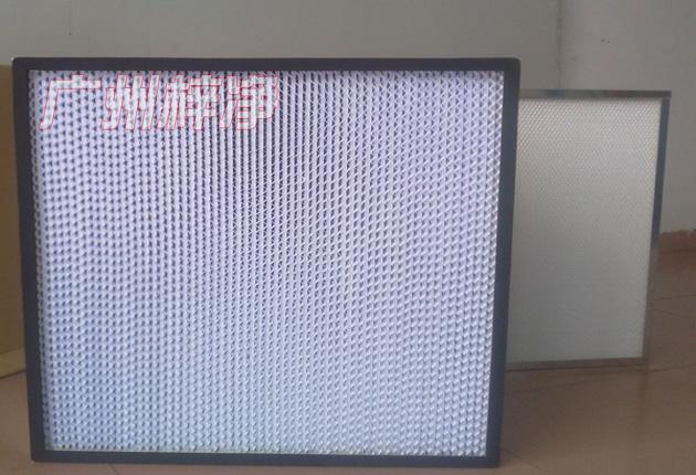 HS有隔板高效過濾器可廣泛用于光學(xué)電子、LCD液晶制造，生物醫(yī)藥、精密儀器、飲料食品，PCB印刷等行業(yè)無塵凈化車間的空調(diào)末端送風(fēng)處。