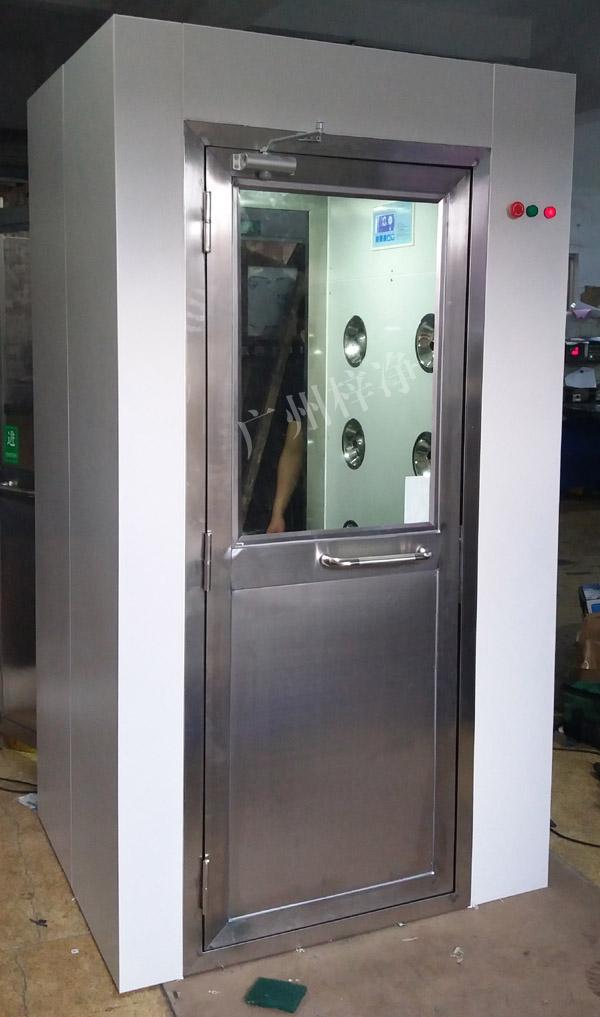 1200型風淋室是進入潔凈室所必需的通道，可以減少進出潔凈室所帶來的污染問題。